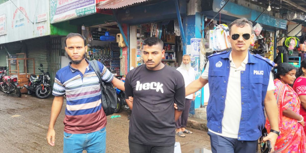 সেনাকর্মকর্তা সেজে স্কুলছাত্রীকে ধর্ষণ: মোংলায় গ্রেপ্তার ভুয়া মেজর পারভেজ..