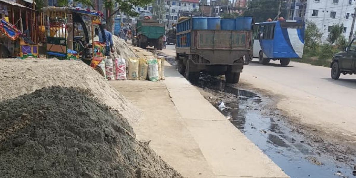 ভালুকায় রাস্তার পাশে বালু ব্যবসা, পথচারীদের চলাচল ও পানি নিষ্কাশনে ভোগান্তি..