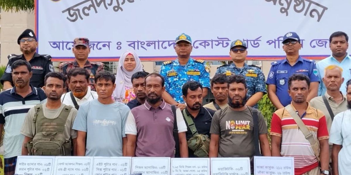 সুন্দরবনের আতঙ্ক ‘নানা ভাই’ বাহিনীর প্রধানসহ ১২ জনের আত্মসমর্পণ, জমা পড়ল বিপুল অস্ত্র..