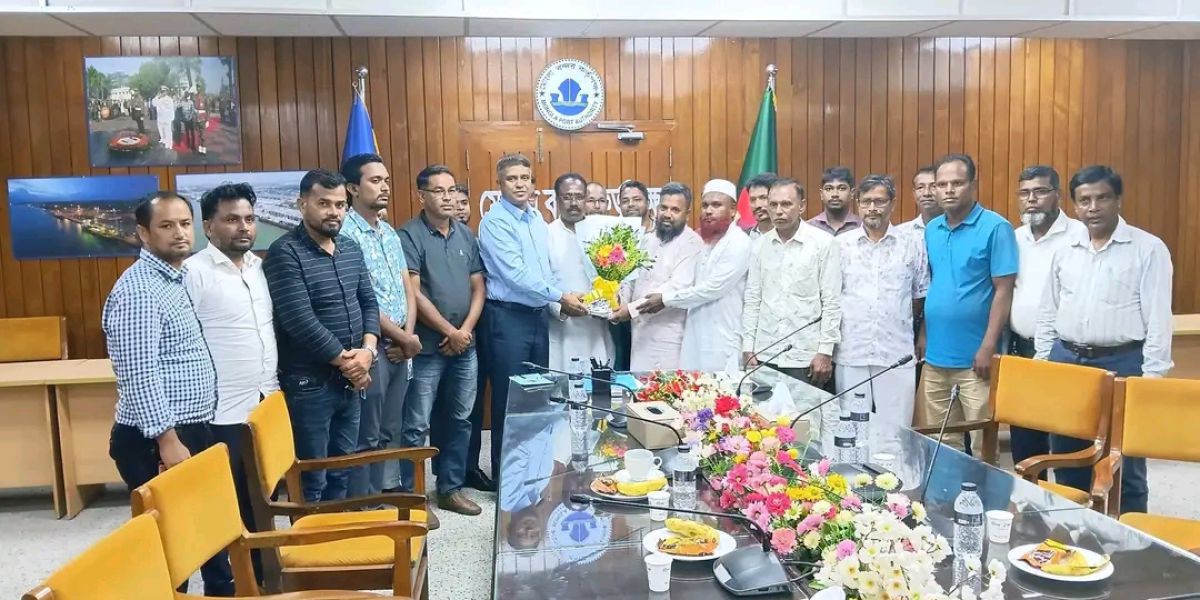 মোংলা বন্দর কর্তৃপক্ষের চেয়ারম্যানের সাথে নবনির্বাচিত সিবিএ নেতাদের সৌজন্য সাক্ষাৎ ও দিকনির্দেশনা প্রদান..