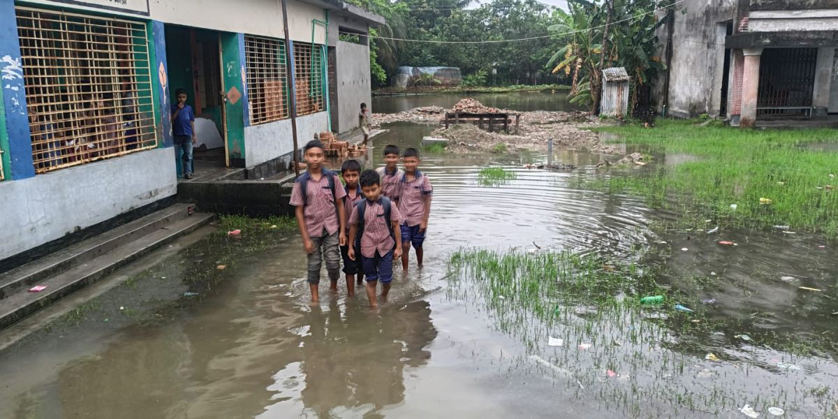 সাতক্ষীরার শ্যামনগরে বাড়িঘর, বিদ্যালয় ও কবরস্থান হাঁটু পানির নিচে ..