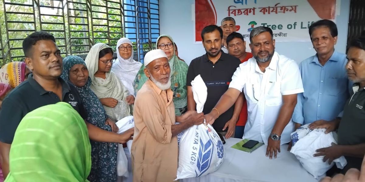 হতদরিদ্র পরিবারের মাঝে সাতক্ষীরায় ট্রি অফ লাইফ এর ত্রাণ বিতরণ ..