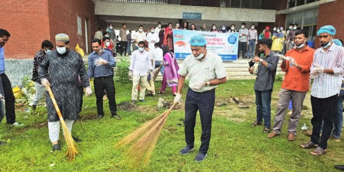 নেত্রকোনা বিশ্ববিদ্যালয়ে ব্যতিক্রমী উদ্যোগ: ঝাড়ু হাতে পরিচ্ছন্নতা অভিযানে উপাচার্য অধ্যাপক ড. মো. খালেদ উজ্জামান..