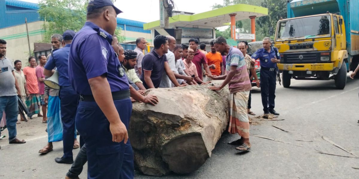 সারের দাবিতে লালমনিরহাটে রংপুর-বুড়িমারী মহাসড়ক অবরোধ। বিক্ষোভ করেছেন স্থানীয় কৃষকরা। ‎‎..