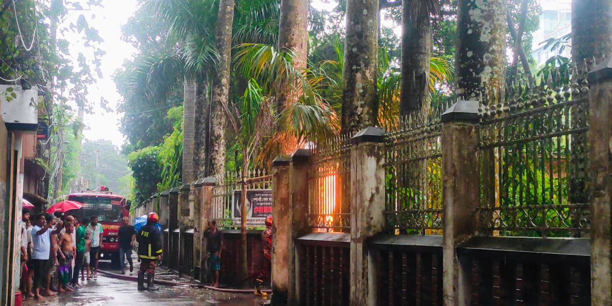 সিরাজগঞ্জে বজ্রপাতে বিদ্যুৎমন্ত্রী টুকুর বাসায় আগুন