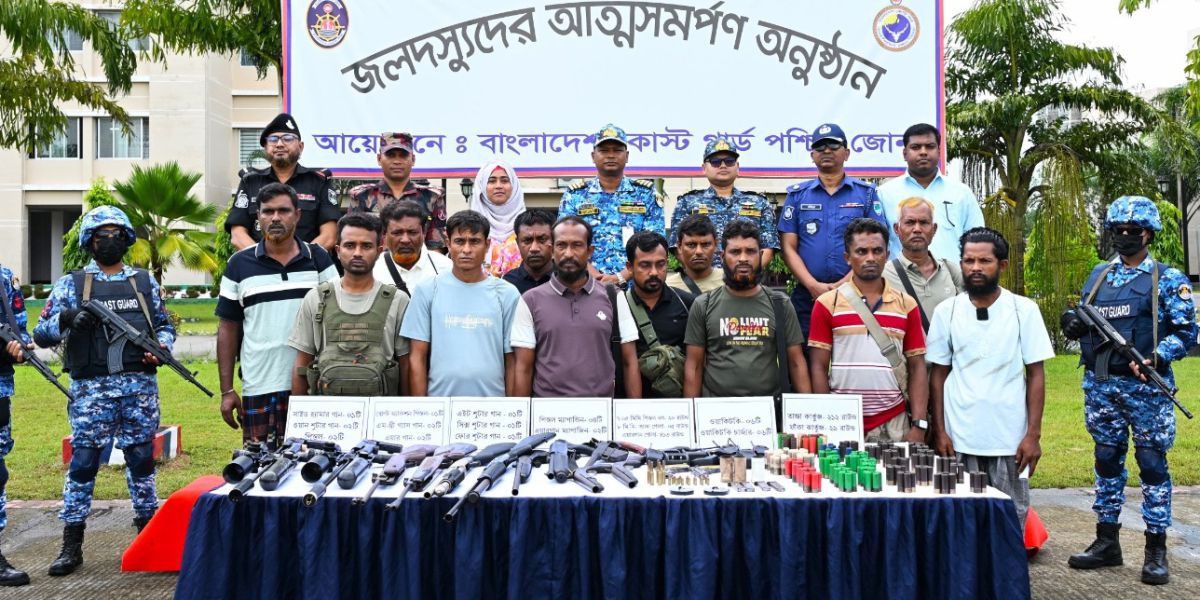 আত্মসমর্পণ করলো বিপুল অস্ত্র-গোলাবারুদসহ সুন্দরবনের নানা ভাই বাহিনীর ১২ ডাকাত..