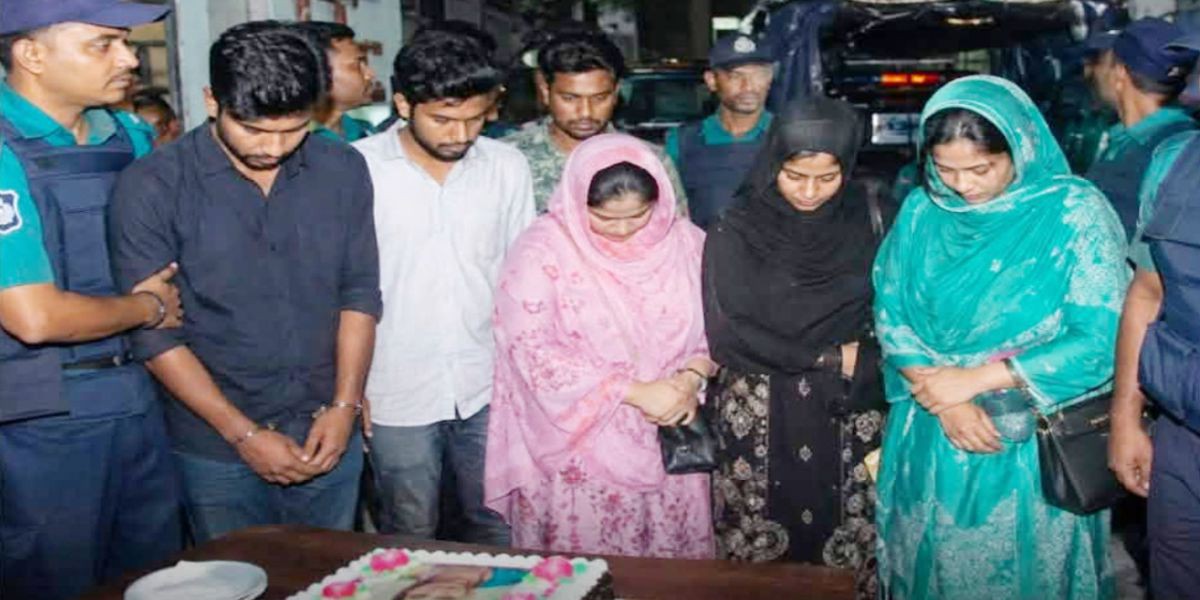 চট্টগ্রামে নিষিদ্ধ ছাত্রলীগের ঝটিকা কর্মসূচি: কেক কেটে জন্মদিন পালনকালে আটক ৭..