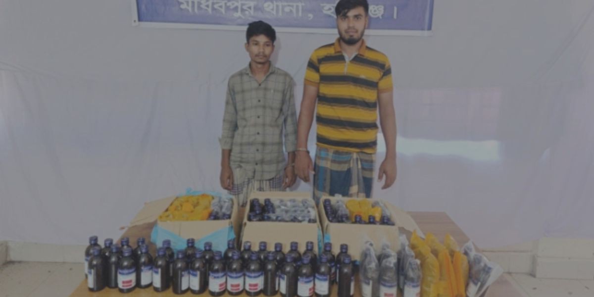 ভোরের আঁধারে পুলিশের হানা, ঘর থেকে ১২৫ বোতল স্কাফ সিরাপসহ ২ যুবক আটক..
