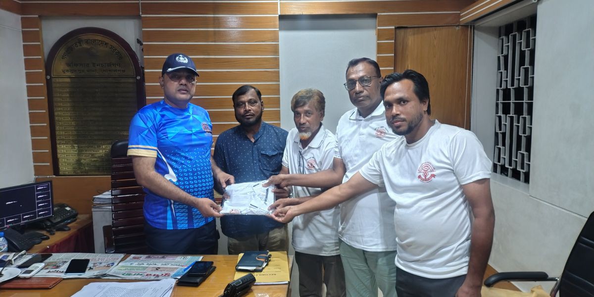 ওসি আব্দুল্লাহ আল মামুনকে মুকসুদপুর প্রেসক্লাবের উপহার