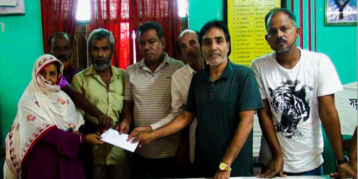 সিরাজগঞ্জে মৃত ৬ শ্রমিকের পরিবারে ১ লাখ ২০ হাজার টাকা