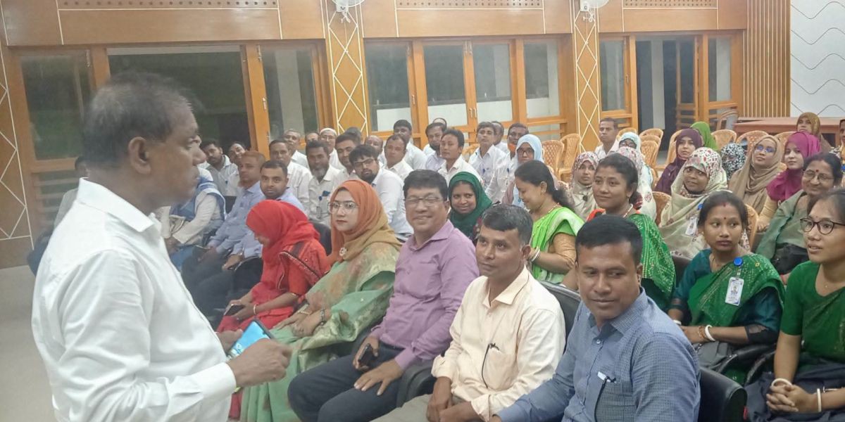 শিক্ষকদের আরো যত্নশীল ও আন্তরিক হয়ে পাঠদান করাতে হবে: জেলা প্রশাসক।..