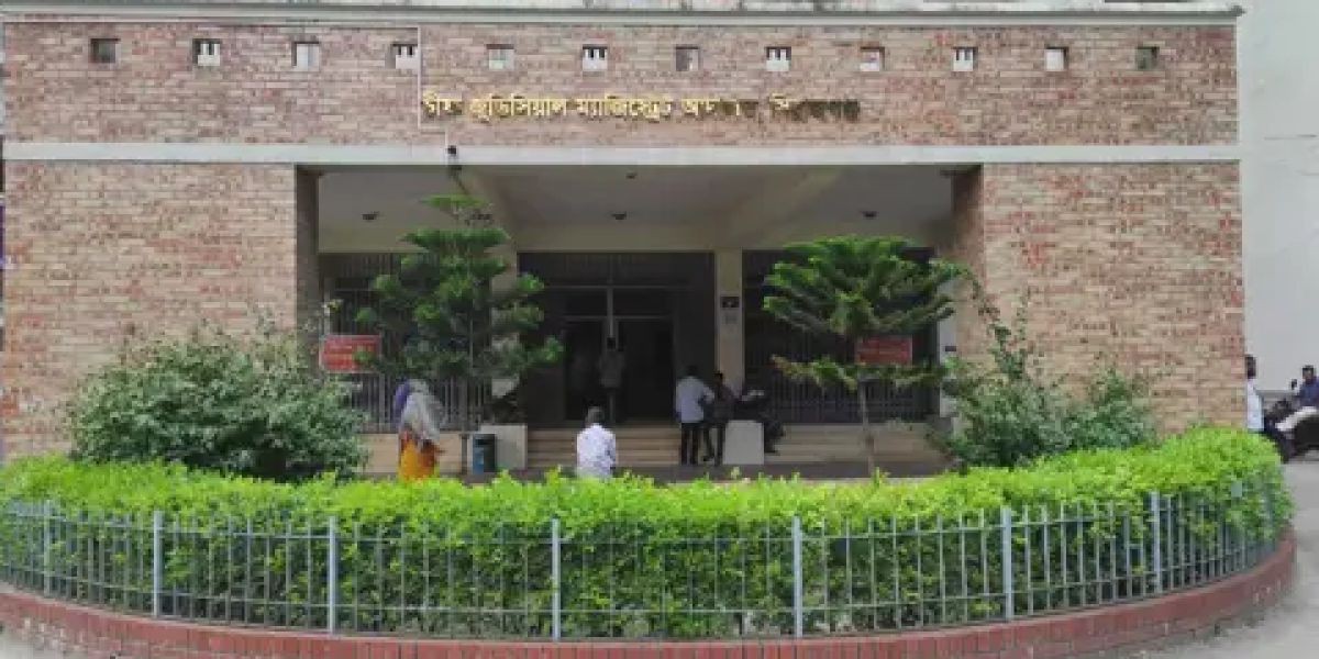 পুলিশকে ধাক্কা দিয়ে কোর্ট হাজত থেকে লাফিয়ে পালালো হাজতী