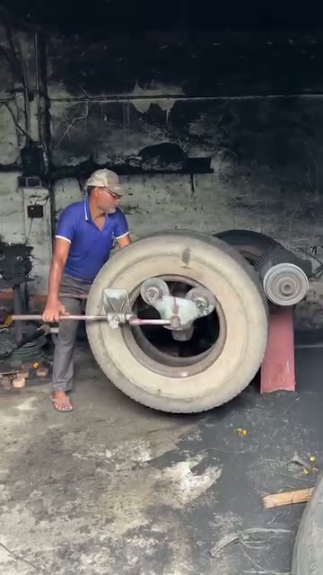 কারখানায় নষ্ট পুরাতন টায়ার পুনর্নির্মাণের দারুণ ও অবাক করা প্রক্রিয়া
