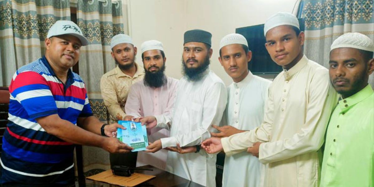 ঈশ্বরগঞ্জে নবাগত ওসির সঙ্গে খেলাফত ছাত্র মজলিসের শুভেচ্ছা বিনিময়..