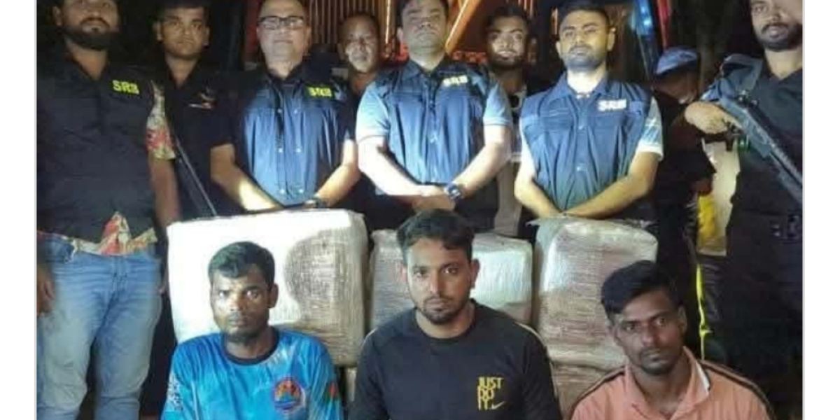 মোংলায় যাত্রীবাহী বাসে ১২০ কেজি গাঁজার চালান জব্দ: পাচারকারী চক্রের তিন সদস্য আটক..