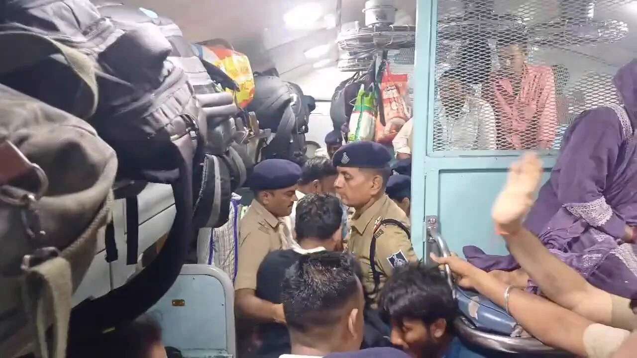 ⁣ইতारসিতে গোয়া এক্সপ্রেসে পুনে থেকে দিল্লিগামী প্রতিবাদী শিক্ষার্থীদের জোরপূর্বক আটক
