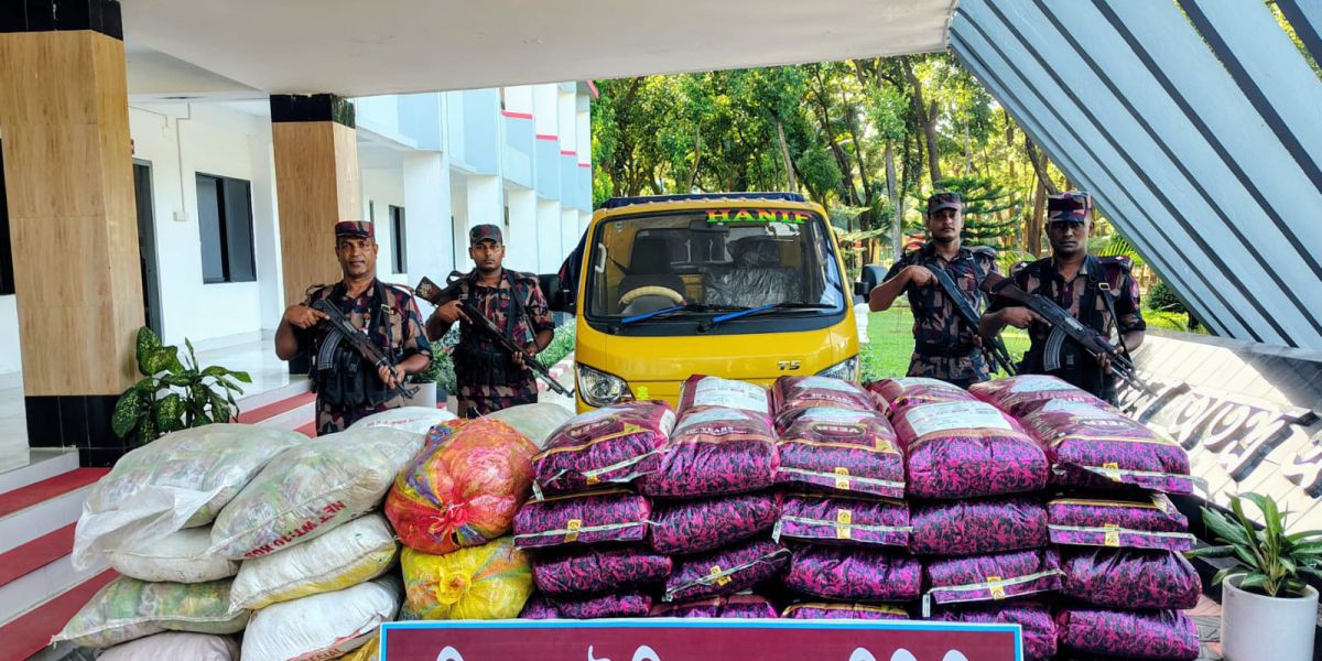 কুমিল্লায় ১০ বিজিবির বিশেষ অভিযান: পিকআপসহ ২৭ লাখ টাকার বেশি মূল্যের বাসমতি চাল ও ফুচকা জব্দ..