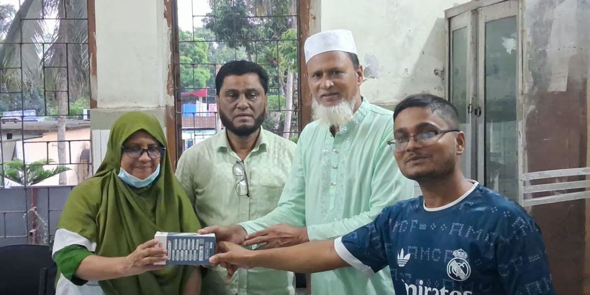 কচুয়া উপজেলা স্বাস্থ্য কমপ্লেক্সে অন্ধকার দূর করতে ১০টি বৈদ্যুতিক বাল্ব বিতরণ..