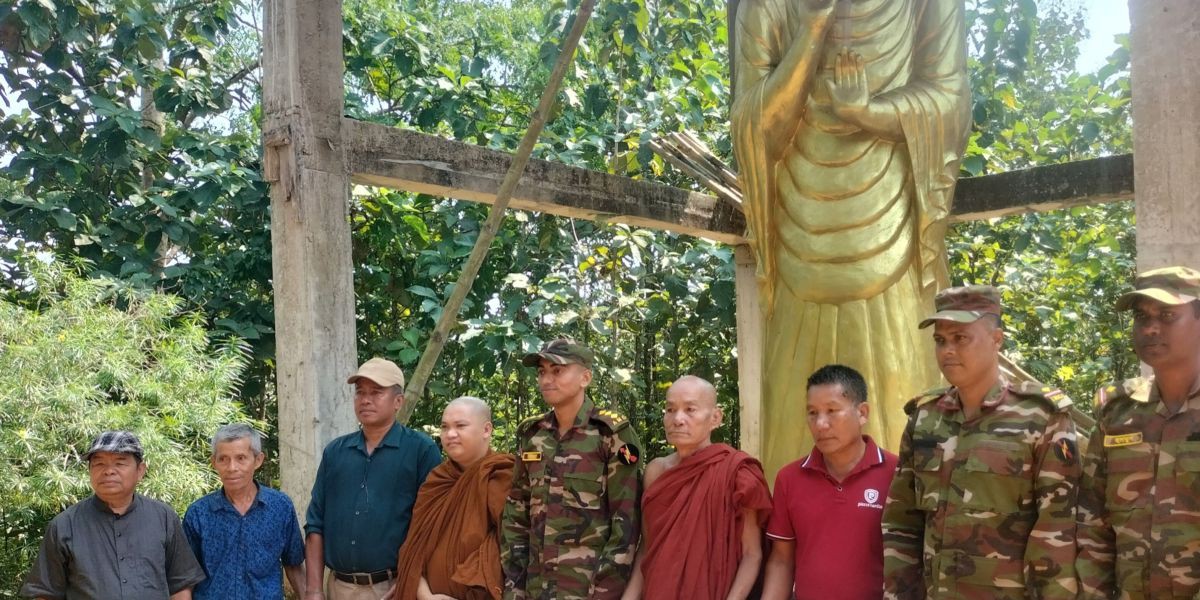 দীঘিনালায় ত্রিরত্ন বৌদ্ধ বিহার ঢেউটিন প্রদান