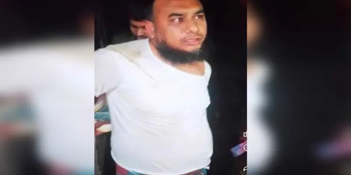 পাবনায় কওমি মাদ্রাসা শিক্ষকের বিরুদ্ধে ছাত্রীকে ধর্ষণচেষ্টার অভিযোগ, গণধোলাই ও অগ্নিসংযোগ..