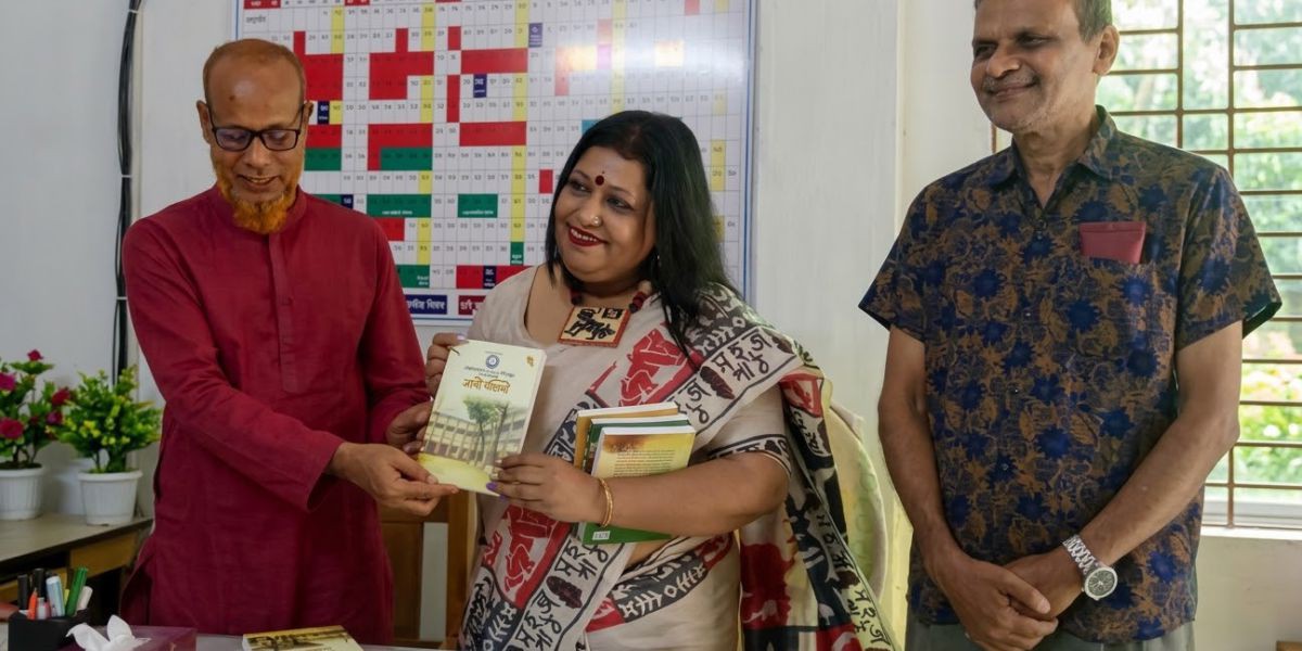 বাবার অপূর্ণ স্বপ্ন পূরণে সুদূর কলকাতা থেকে শেকড়ের টানে ডি.এন. হাই স্কুলে কন্যা..