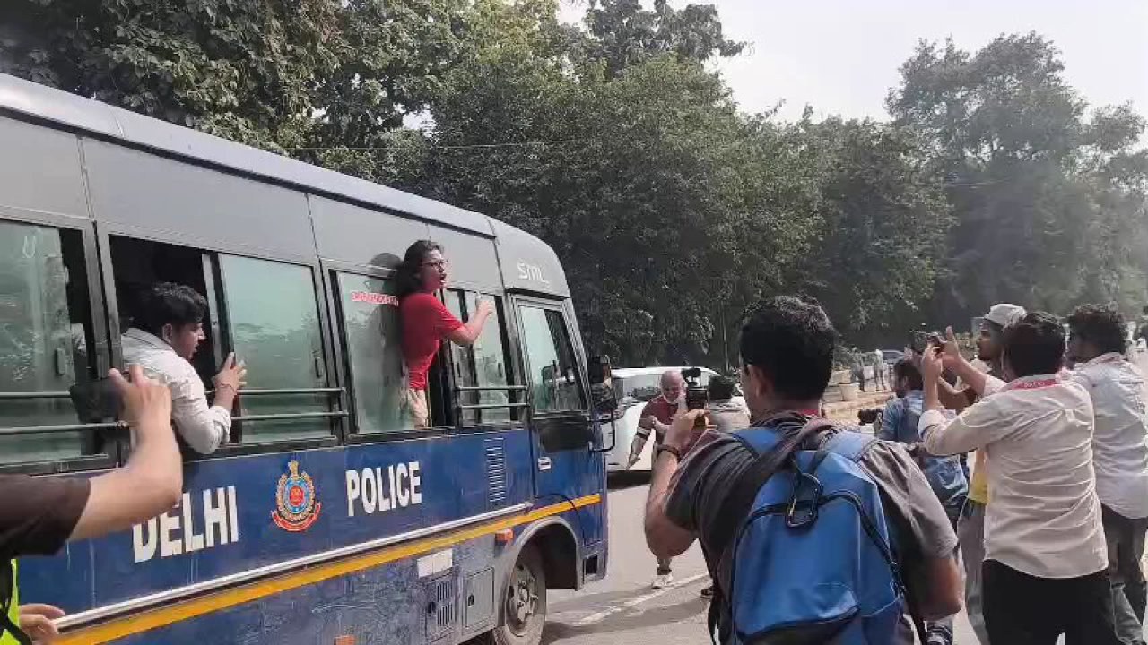 দিল্লি হাটে প্রতিবাদের আগে অল ইন্ডিয়া স্টুডেন্টস অ্যাসোসিয়েশনের সভাপতি নেহা বোরা আটক