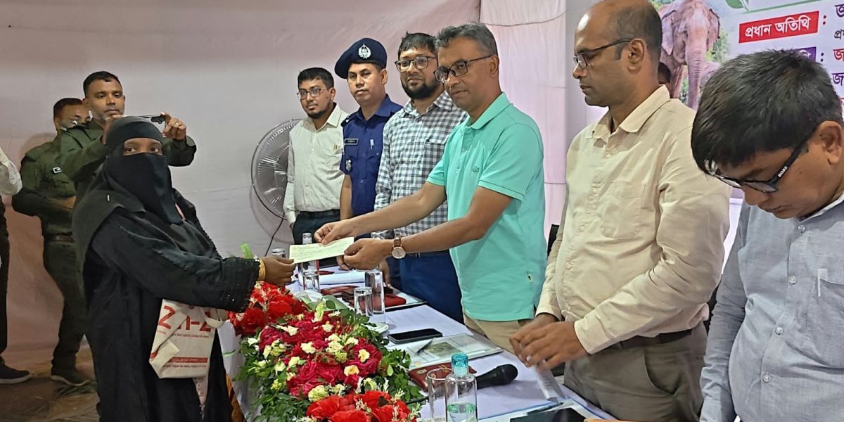 বন্যহাতির আক্রমণে ক্ষতিগ্রস্ত লামার ৬৬ জনের মাঝে ২১ লাখ ৫৯ হাজার টাকার চেক বিতরণ সম্পন্ন..