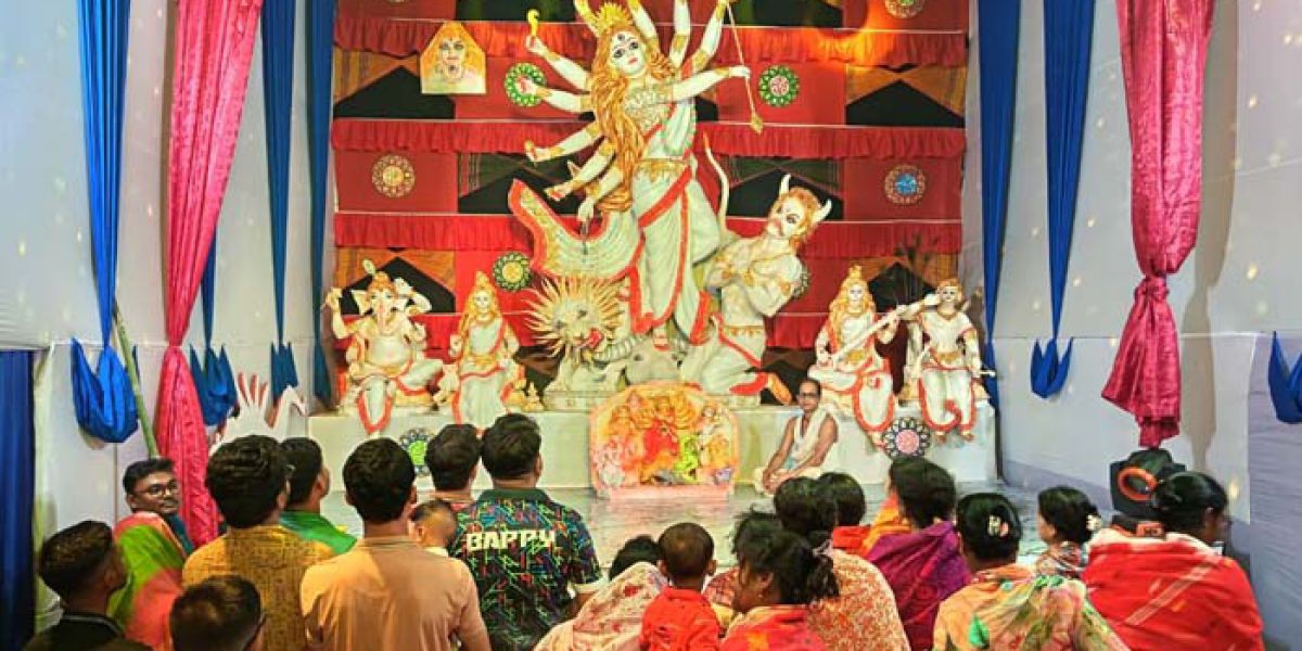 ঈশ্বরগঞ্জে ১৪ বছরে ১৪ ফুটের দুর্গাপ্রতিমা, দেখতে ছুটছেন দর্শনার্থীরা..