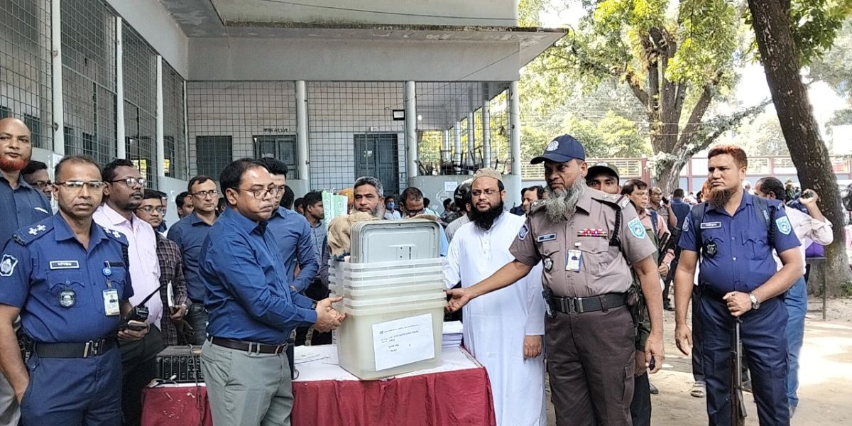 ঠাকুরগাঁও-১ আসনের উপনির্বাচন: কেন্দ্রে কেন্দ্রে যাচ্ছে ব্যালট পেপারসহ সরঞ্জাম..