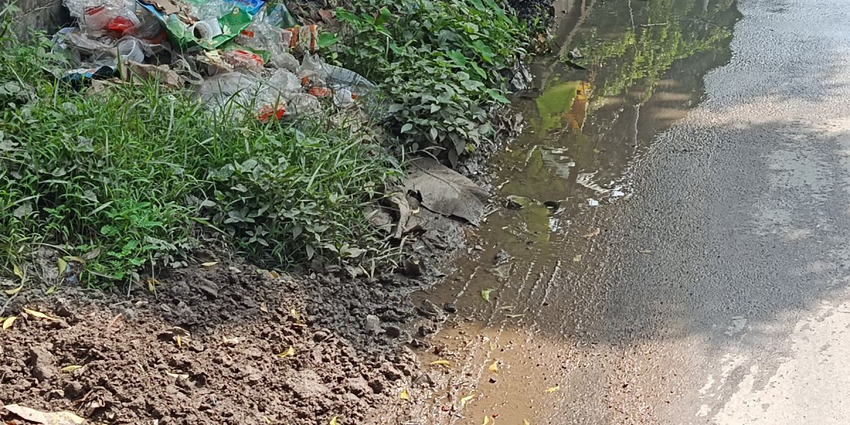 চাঁদপুর ডব্লিউ রহমান জুট মিল এলাকায় পানির লাইনে বড় ফাটল: জনদুর্ভোগ চরমে, অপচয় হচ্ছে লাখ লাখ লিটার পানি..