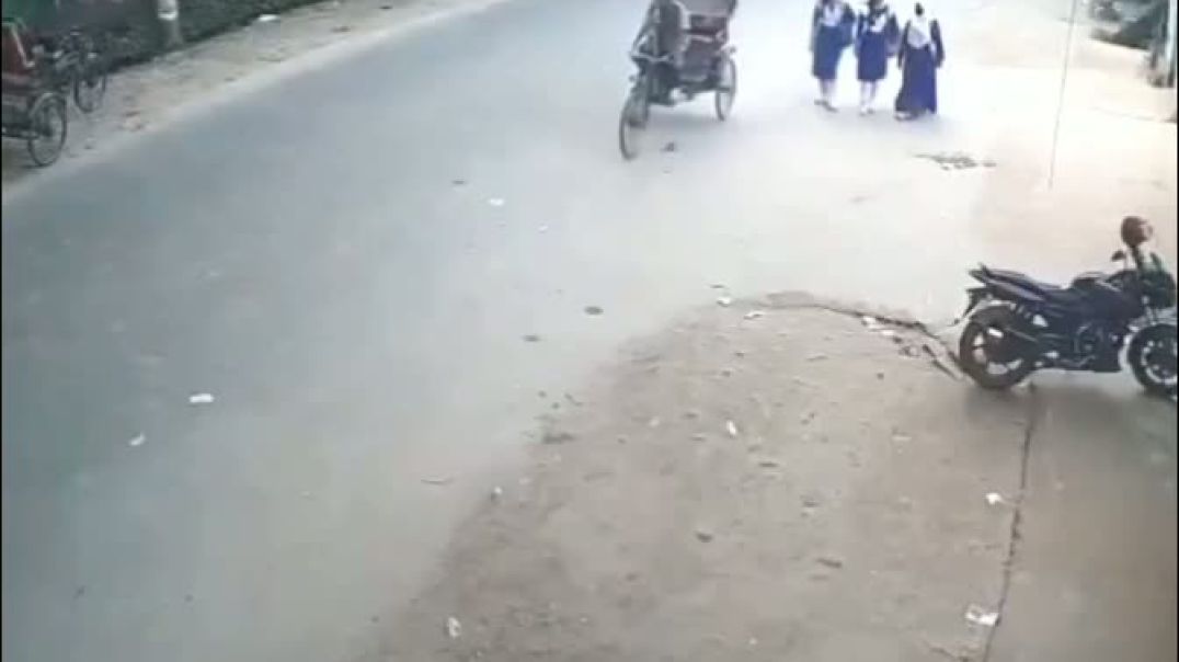 বগুড়ায় শিক্ষকের ওপর শিক্ষার্থীর লাঠির আঘাত