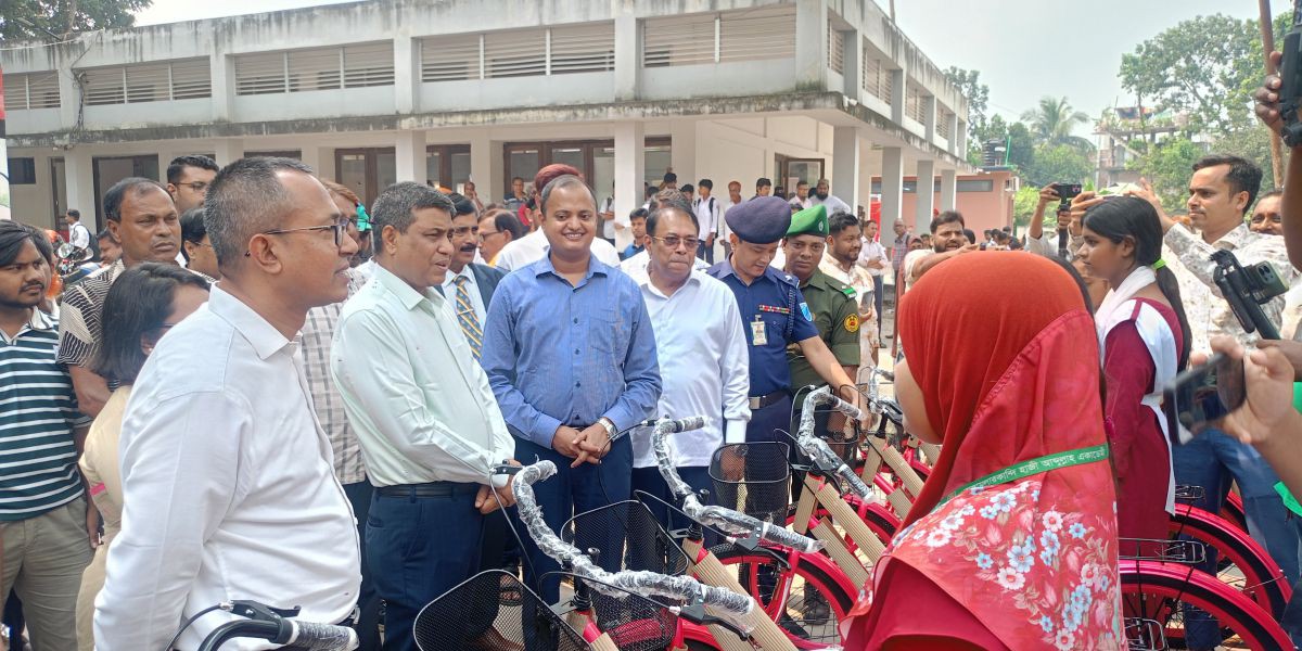 বোয়ালমারীতে শিক্ষার্থীদের পিংক বাইসাইকেল উপহার ও লাইব্রেরি উদ্বোধন..