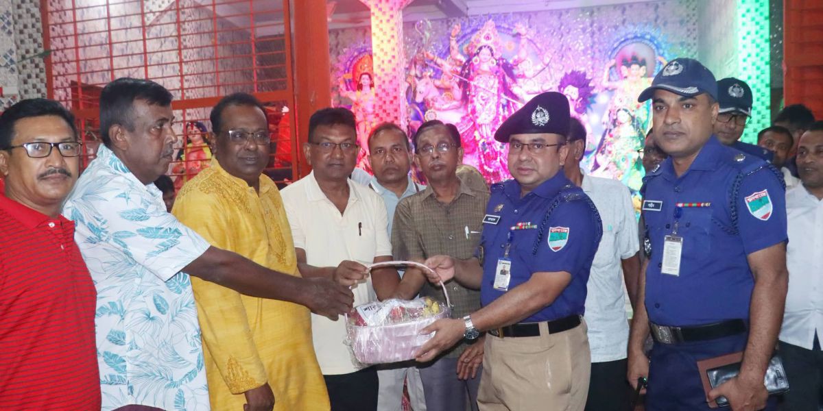 সাতক্ষীরায় পূজামণ্ডপ পরিদর্শনে পুলিশ সুপার, নিরাপত্তায় সর্বোচ্চ সতর্কতার নির্দেশ..