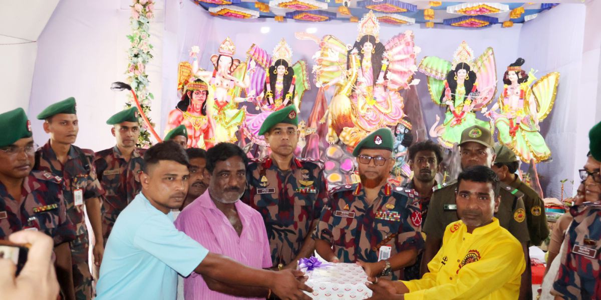 পাঁচবিবিতে দুর্গাপূজামণ্ডপ পরিদর্শন করলেন ২০ বিজিবি