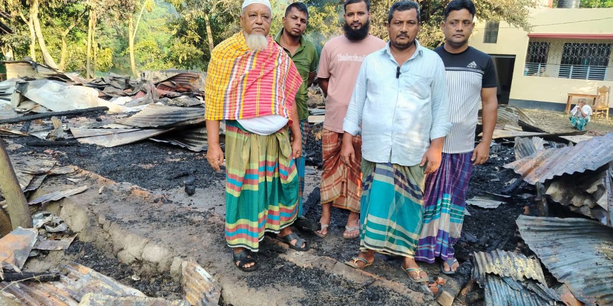 কচুয়ায় ভয়াবহ অগ্নিকাণ্ডে ৩ বসতঘর ও ৩ রান্নাঘর পুড়ে ছাই, ক্ষতি ১৫ লাখ টাকা..
