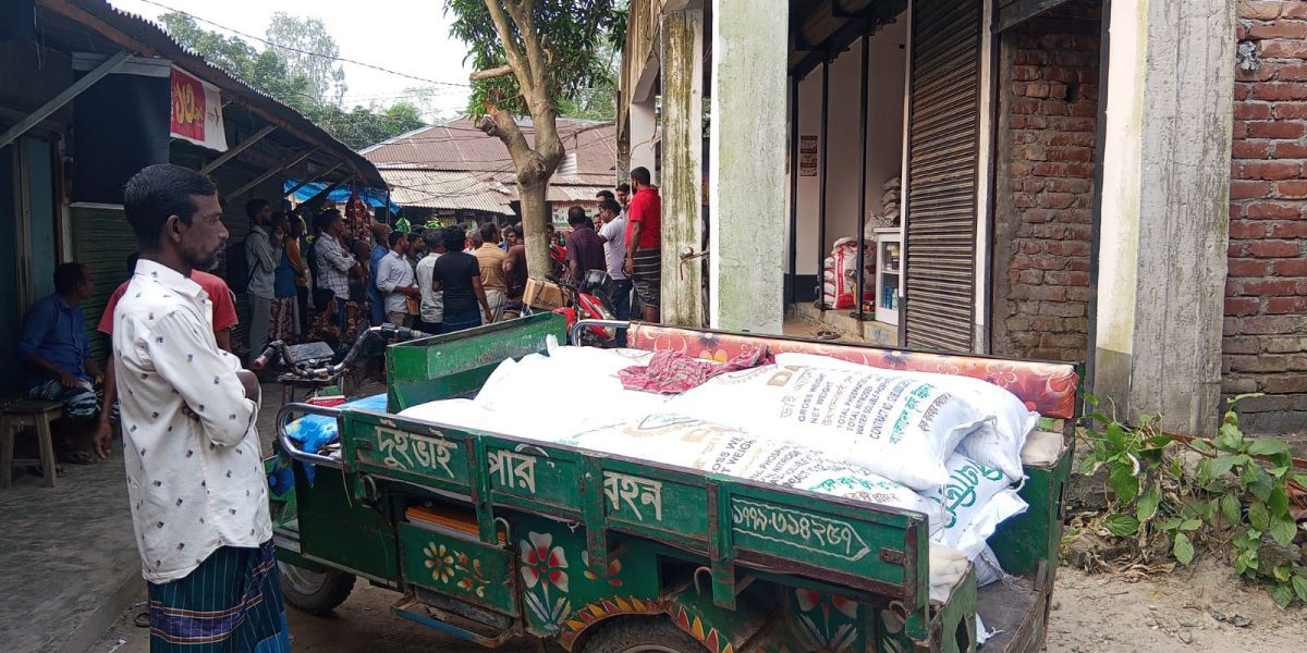 সিরাজগঞ্জে অবৈধভাবে ৭৫ বস্তা সার মজুদ, জরিমানা ৪০ হাজার টাকা..