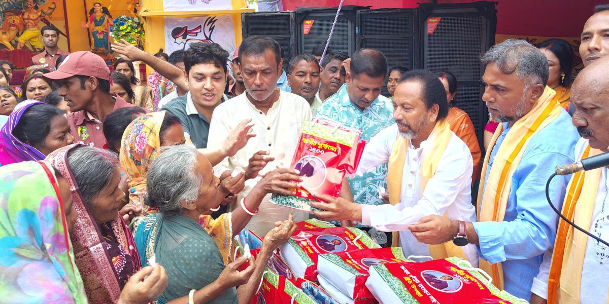 সিরাজগঞ্জে শারদীয় দুর্গোৎসবে সম্প্রীতির বার্তা নিয়ে উপহার বিতরণ..