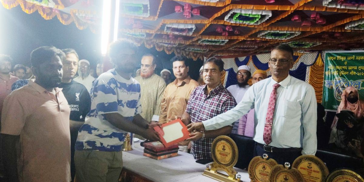 কামারখন্দে নাইট ফুটবল লীগ ও কৃতি সংবর্ধনা অনুষ্ঠিত 