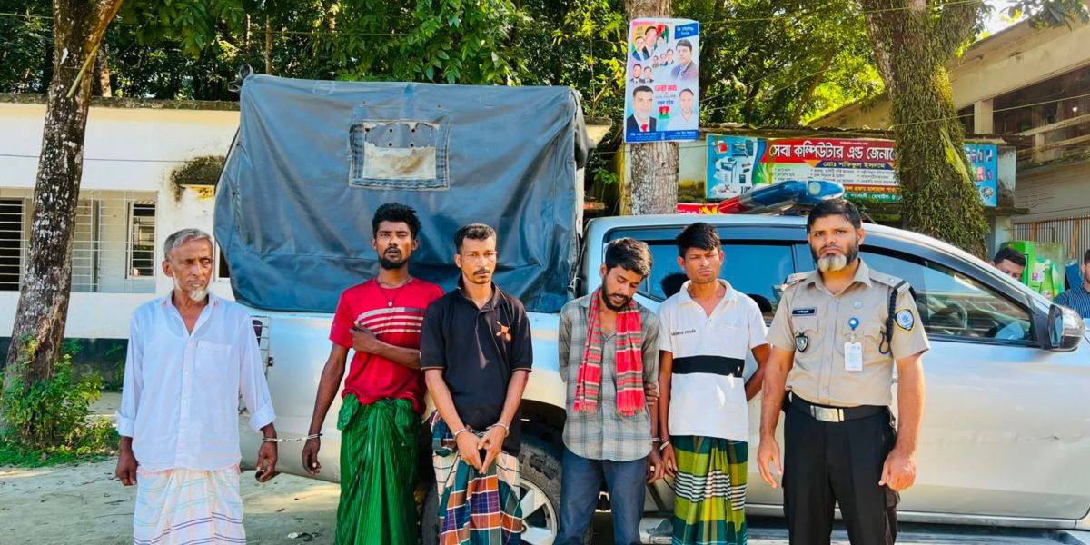 রায়পুরায় মা'দ'ক'বি'রো'ধী অভিযান, ২৫০ গ্রাম গাঁ'জা'স'হ গ্রে'প্তা'র ৫..