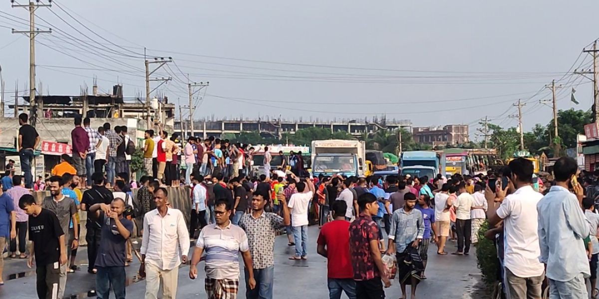 কালিয়াকৈরের মৌচাক এলাকায় বেতনভাতা বৃদ্ধির দাবিতে ঢাকা- টাঙ্গাইল মহাসড়ক অবরোধ করে বিক্ষোভ করছে গার্মেন্টস শ্রমিকরা,,,,  #viralreels #foryouシ..