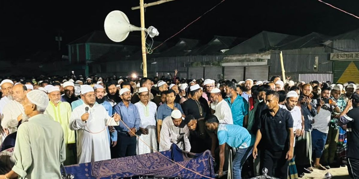 নাটোরে সড়ক দুর্ঘটনায় নিহত ৫ ব্যবসায়ীর একসঙ্গে জানাজা, কাজিরহাটে মানুষের ঢল..