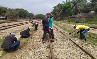 রেলওয়ের ওয়েম্যানদের জীবন: সংগ্রাম ও চ্যালেঞ্জ