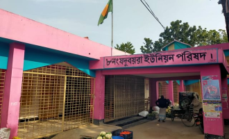 কুষ্টিয়ায় ইউপি কার্যালয়ে নাটকীয় পরিস্থিতি: নারীদের মিছিল, তালা ভাঙা ও চেয়ারম্যানকে বসানো