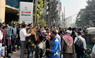 টিকা সংকটে প্রবাসীদের রুখে দেওয়া প্রতিবাদ: পান্থপথে সড়ক অবরোধ, সৃষ্টি হলো তীব্র যানজট!