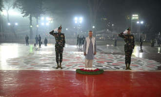 অমর একুশের প্রথম প্রহরে শহীদ মিনারে প্রধান উপদেষ্টার শ্রদ্ধা নিবেদন