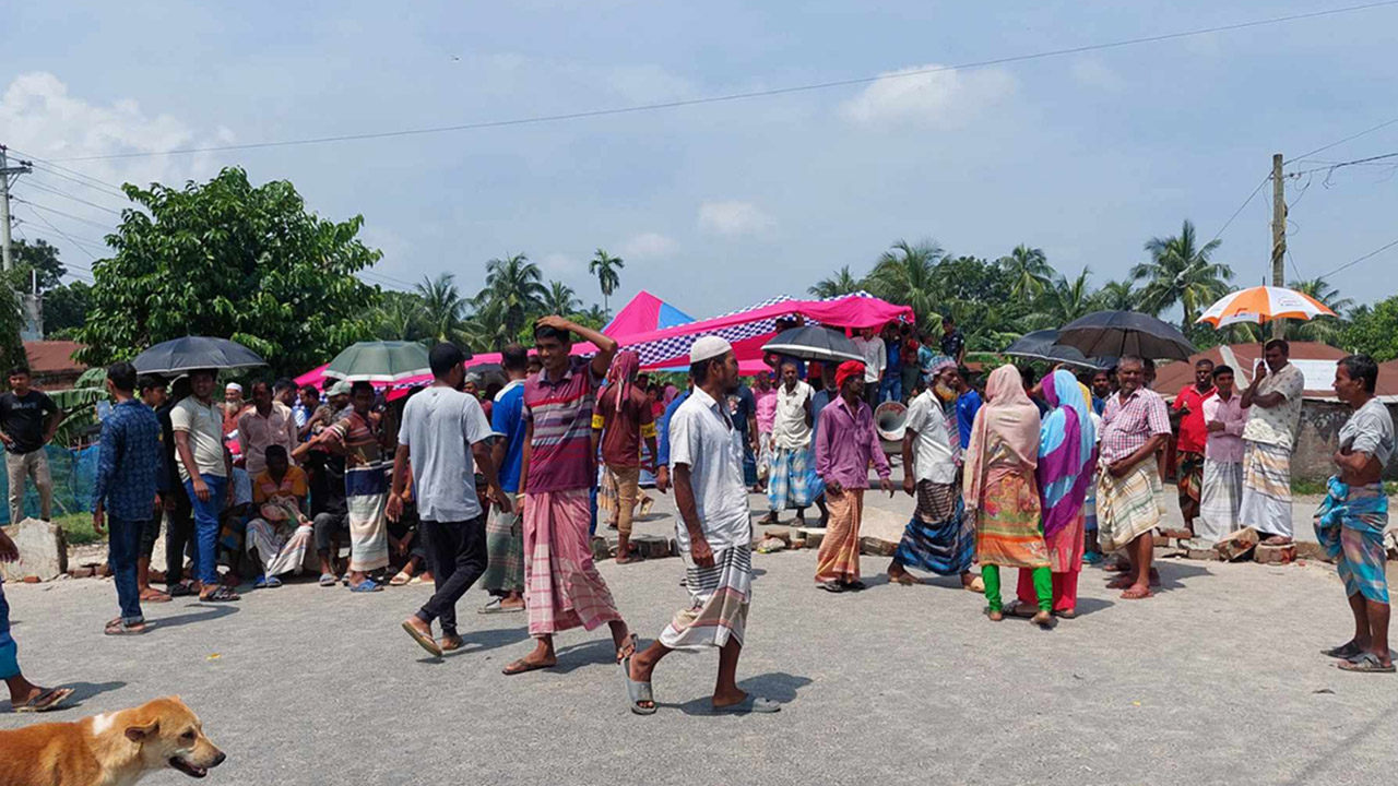 পদ্মার ভাঙন ঠেকাতে ব্যবস্থা নেওয়ার দাবিতে মহাসড়ক অবরোধ