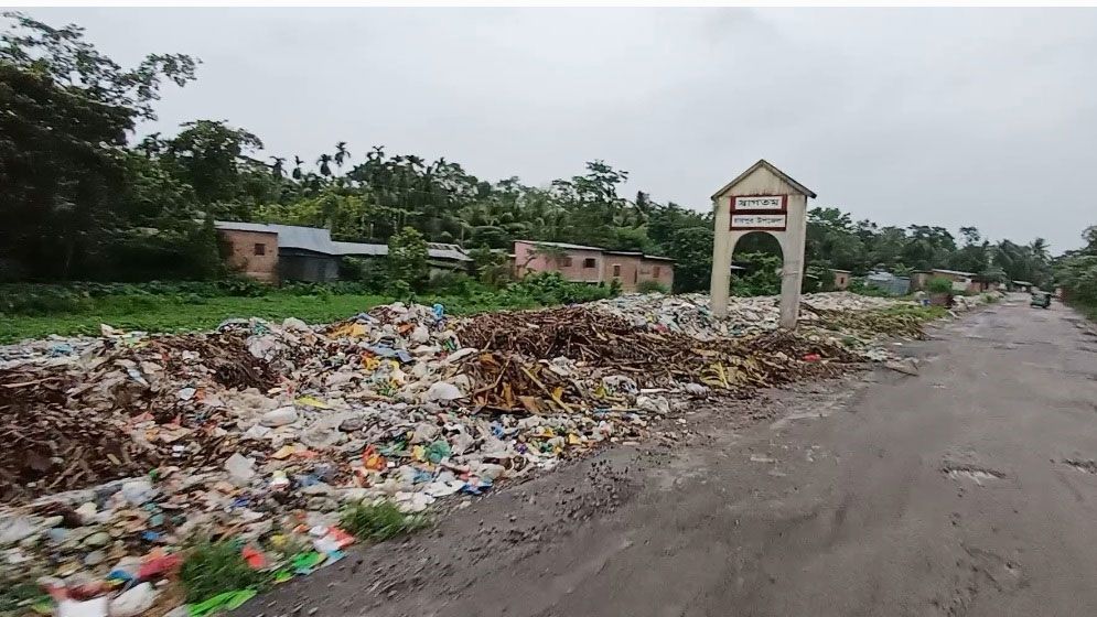 মহাসড়কের পাশে ময়লার ভাগাড়, স্থানীয়দের দুর্ভোগ