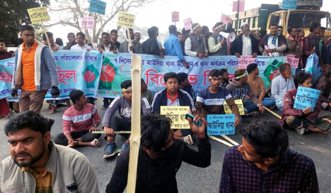 ঝাউদিয়ায় থানার দাবিতে কুষ্টিয়া-ঝিনাইদহ মহাসড়ক অবরোধ, ১৫ কিলোমিটার এলাকায় তীব্র যানজট